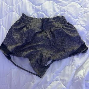 lululemon heathered black hotty hots HR 2.5”